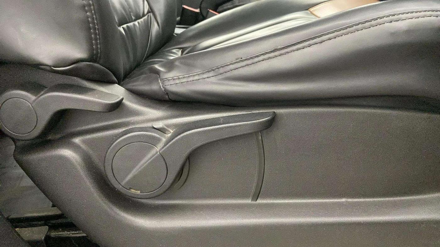 2019 Mahindra XUV500 W5, Diesel, Manual, 54,872 km, Driver Side Adjustment Panel