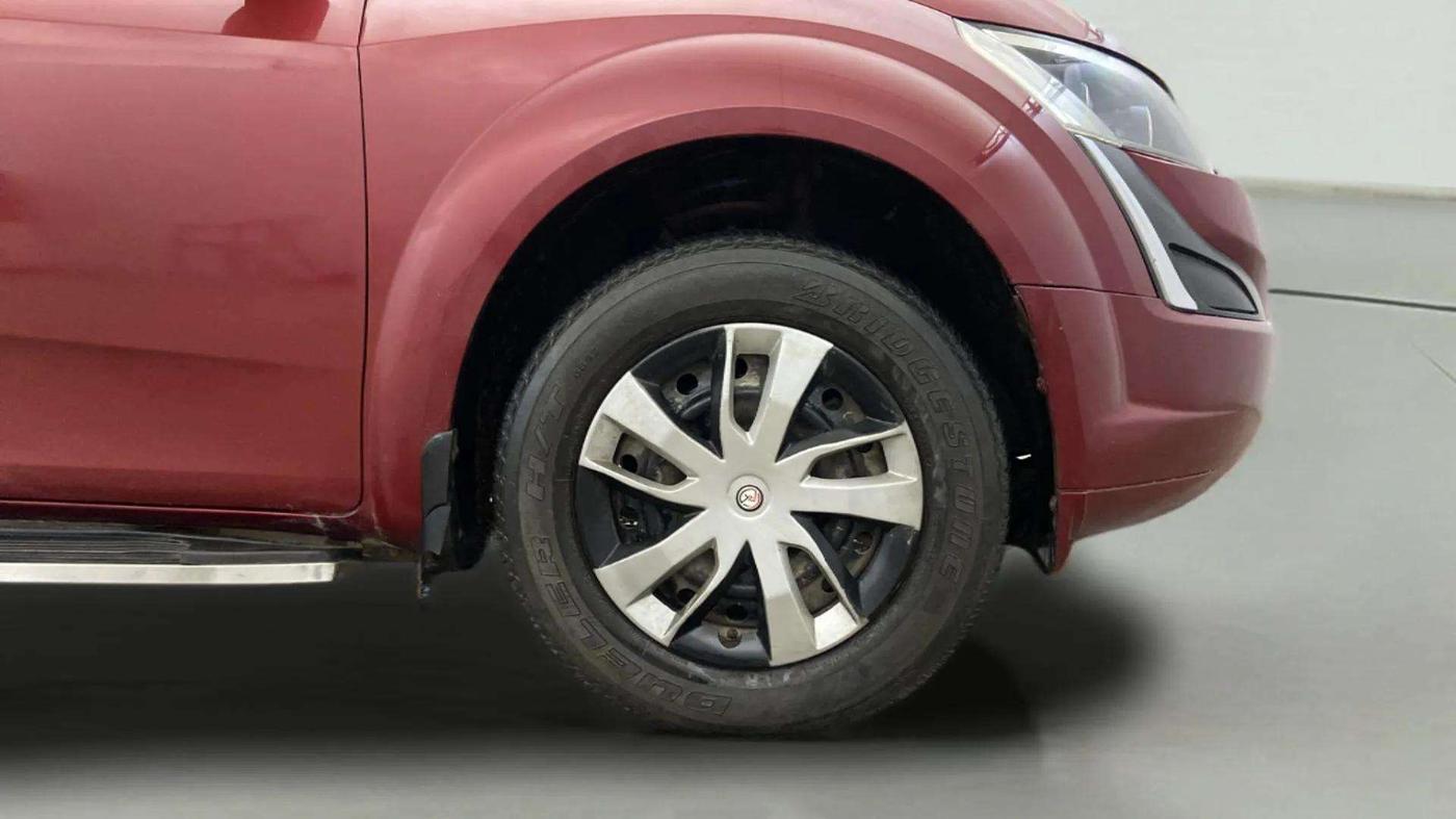 2019 Mahindra XUV500 W5, Diesel, Manual, 54,872 km, Right Front Wheel