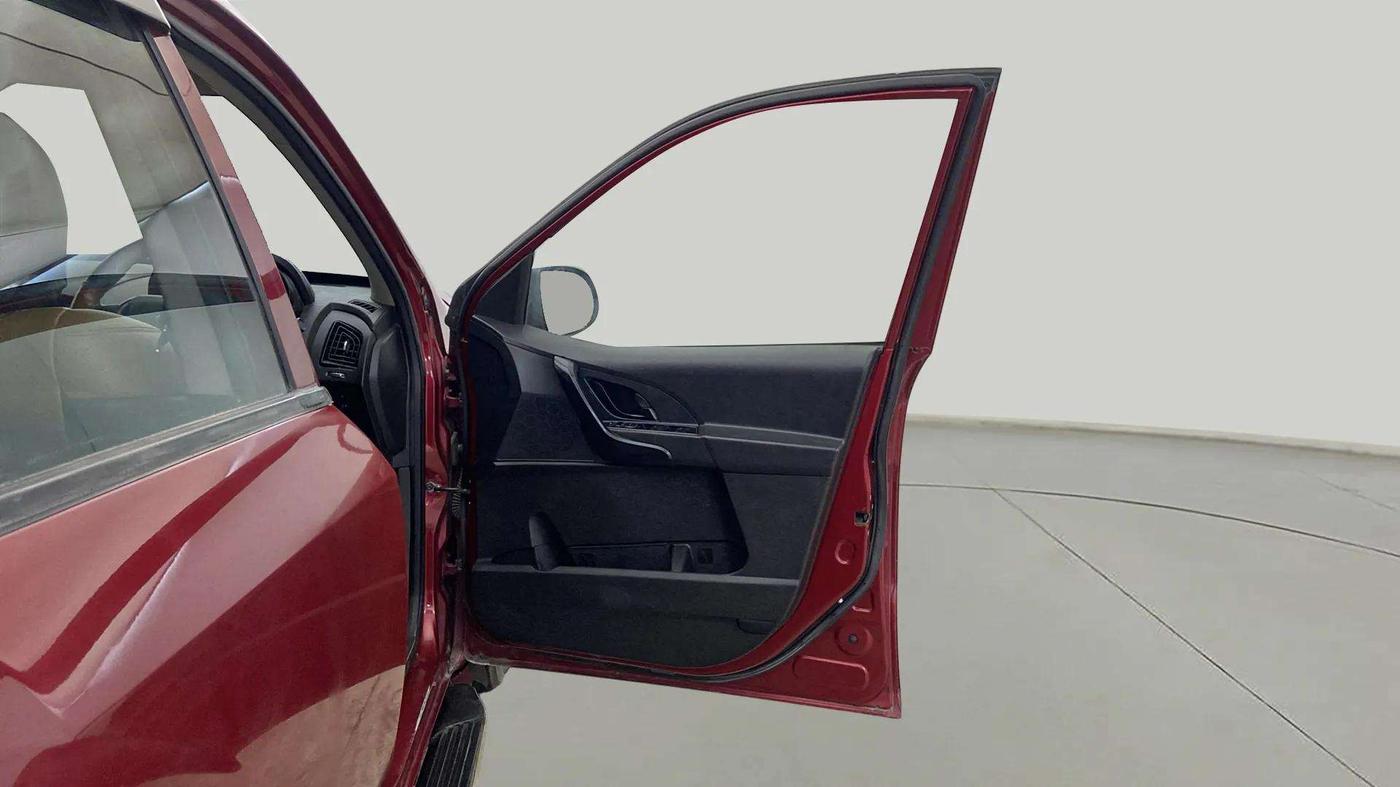 2019 Mahindra XUV500 W5, Diesel, Manual, 54,872 km, RHS Front Door
