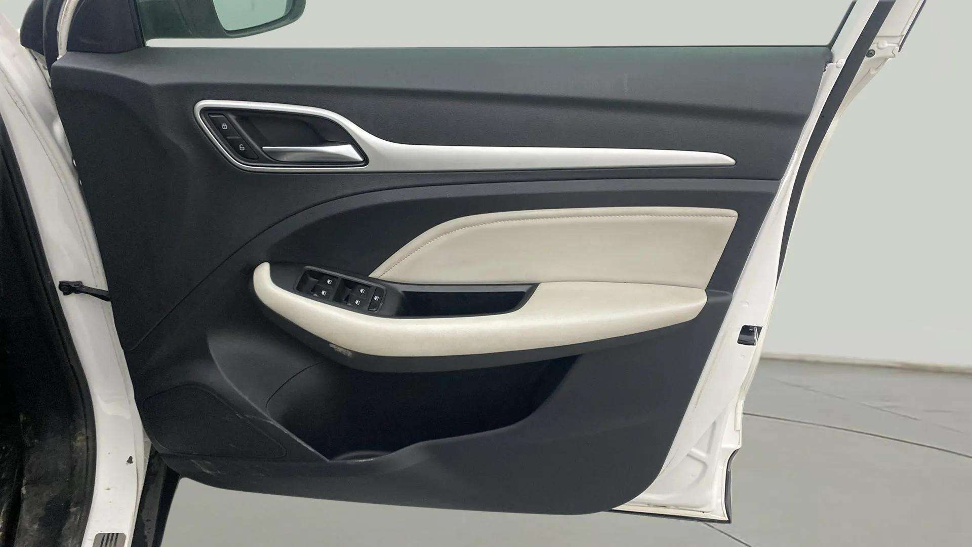 Driver-side-door-panel-control-39