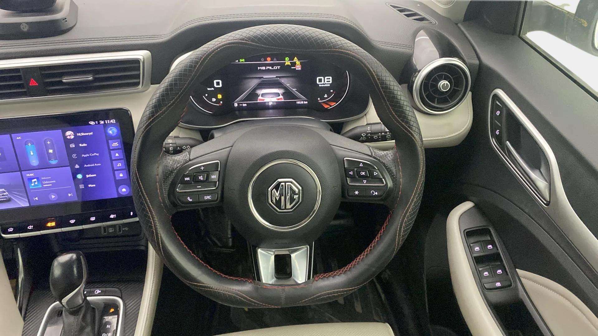 Steering-wheel-close-up-29