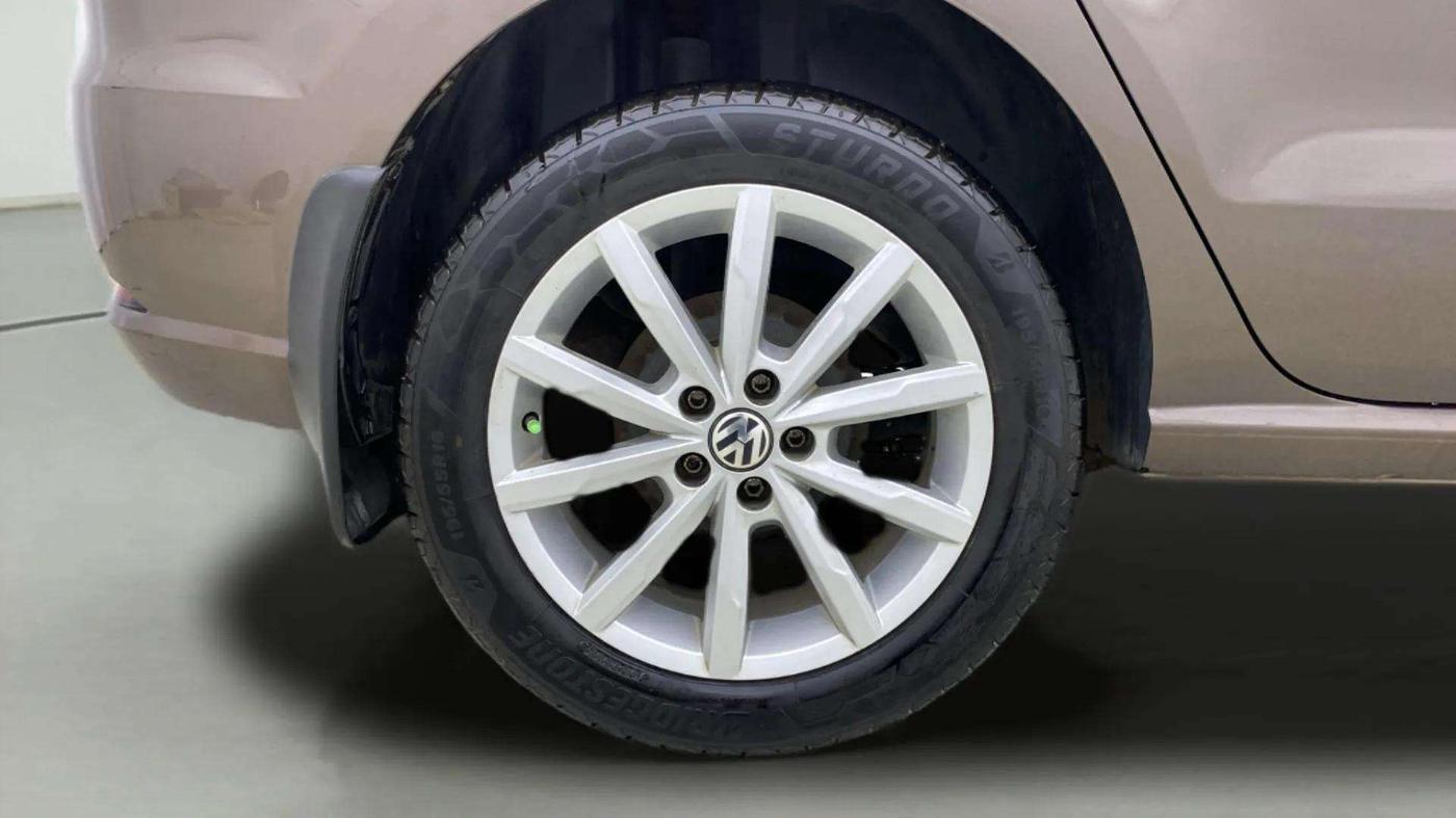 2017 Volkswagen Ameo HIGHLINE1.2L PLUS 16 ALLOY, Petrol, Manual, 30,905 km, Right Rear Wheel
