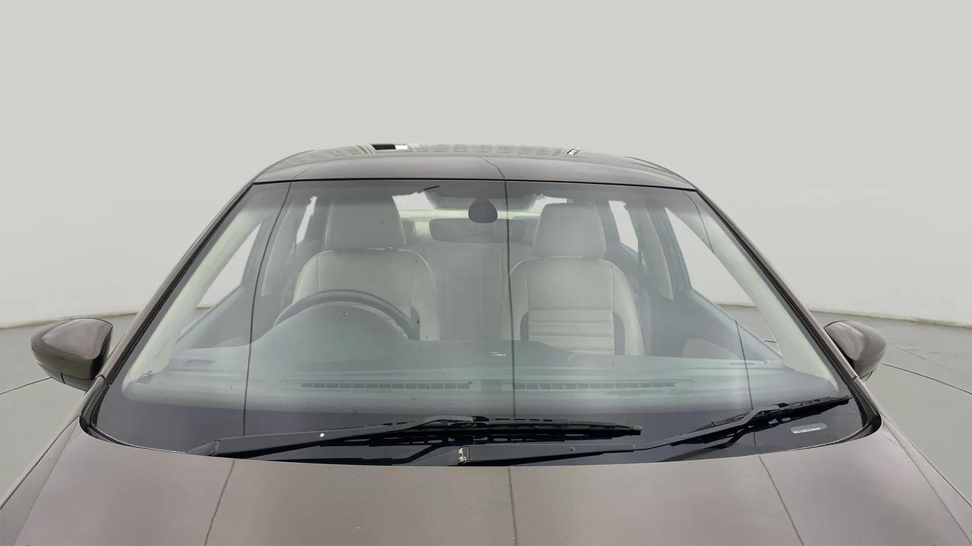 2017 Volkswagen Ameo HIGHLINE1.2L PLUS 16 ALLOY, Petrol, Manual, 30,905 km, Front Windshield