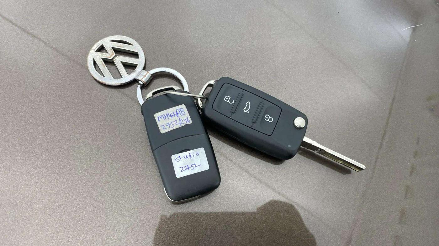 2017 Volkswagen Ameo HIGHLINE1.2L PLUS 16 ALLOY, Petrol, Manual, 30,905 km, Key Close Up