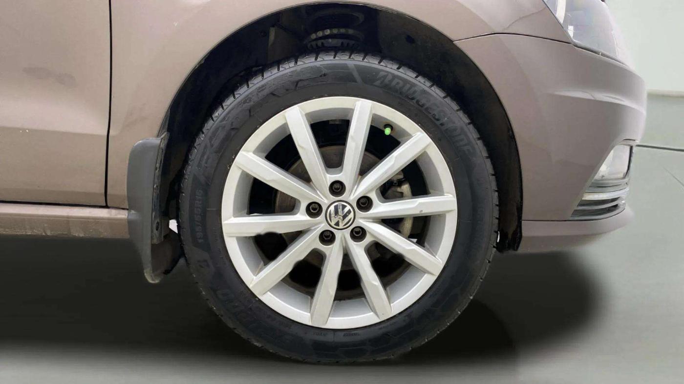 2017 Volkswagen Ameo HIGHLINE1.2L PLUS 16 ALLOY, Petrol, Manual, 30,905 km, Right Front Wheel