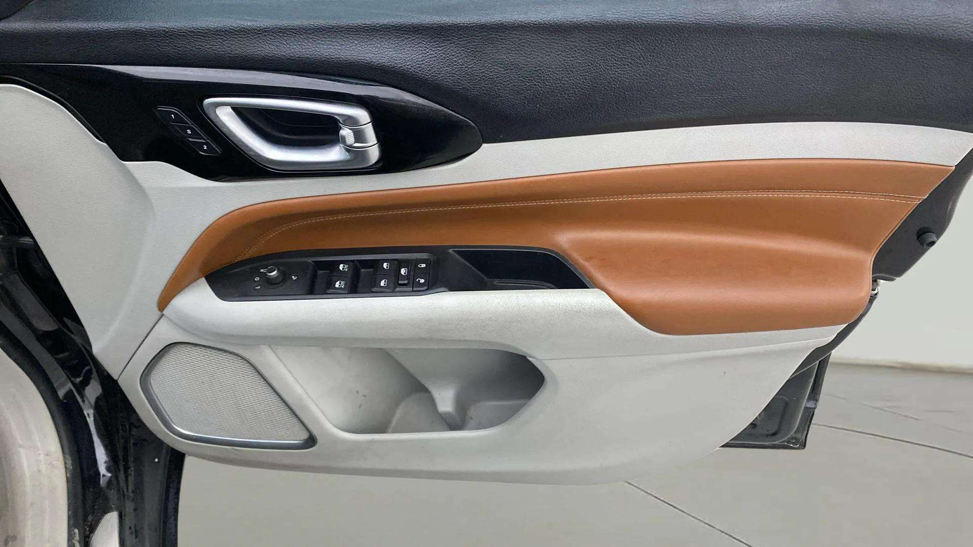 Driver-side-door-panel-control-39