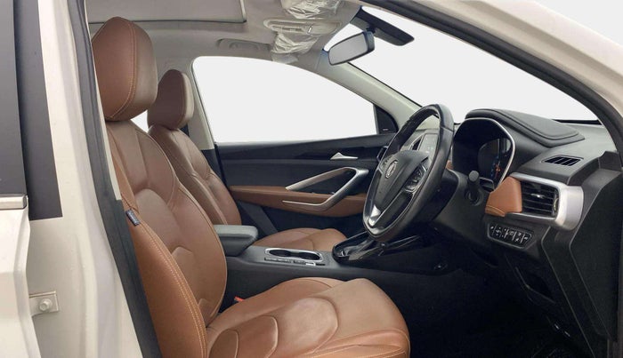 2023 MG HECTOR PLUS SHARP 1.5 PETROL TURBO CVT 6-STR, Petrol, Automatic, 27,067 km, Right Side Front Door Cabin