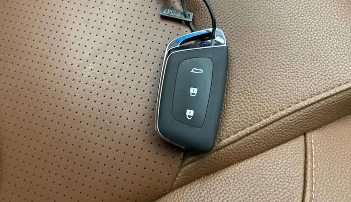 2023 MG HECTOR PLUS SHARP 1.5 PETROL TURBO CVT 6-STR, Petrol, Automatic, 27,067 km, Key Close Up