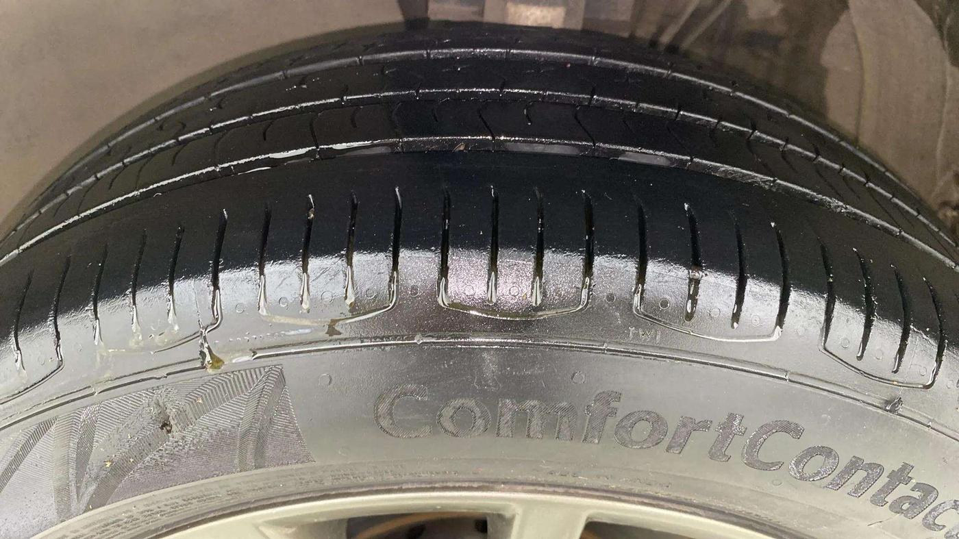 2016 Volkswagen Vento HIGHLINE PETROL AT, Petrol, Automatic, 78,388 km, Left Front Tyre Tread