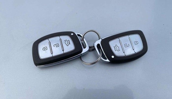 2015 Hyundai Verna FLUIDIC 4S 1.6 VTVT S(O), Petrol, Manual, 93,551 km, Key Close Up