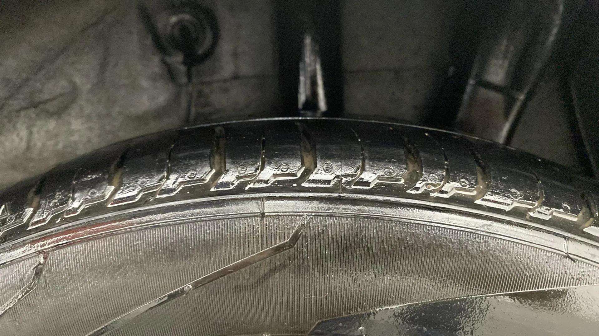 LHS-Rear-Tyre-Tread-21