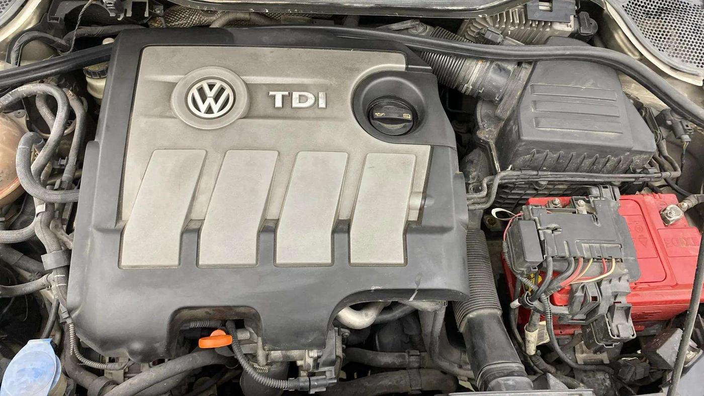 2013 Volkswagen Vento HIGHLINE DIESEL 1.6, Diesel, Manual, 1,21,703 km, Engine View