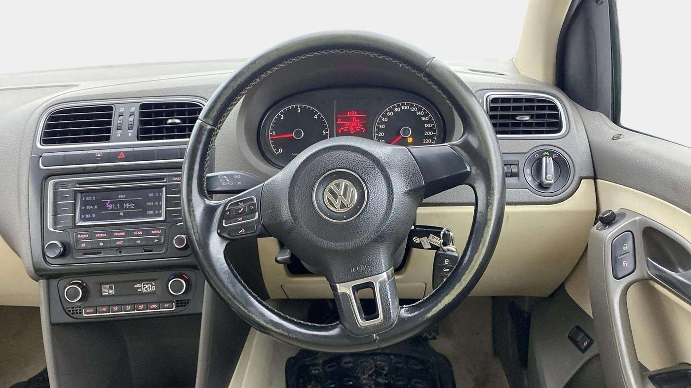 2013 Volkswagen Vento HIGHLINE DIESEL 1.6, Diesel, Manual, 1,21,703 km, Steering Wheel Close Up