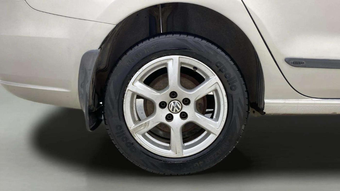 2013 Volkswagen Vento HIGHLINE DIESEL 1.6, Diesel, Manual, 1,21,703 km, Right Rear Wheel