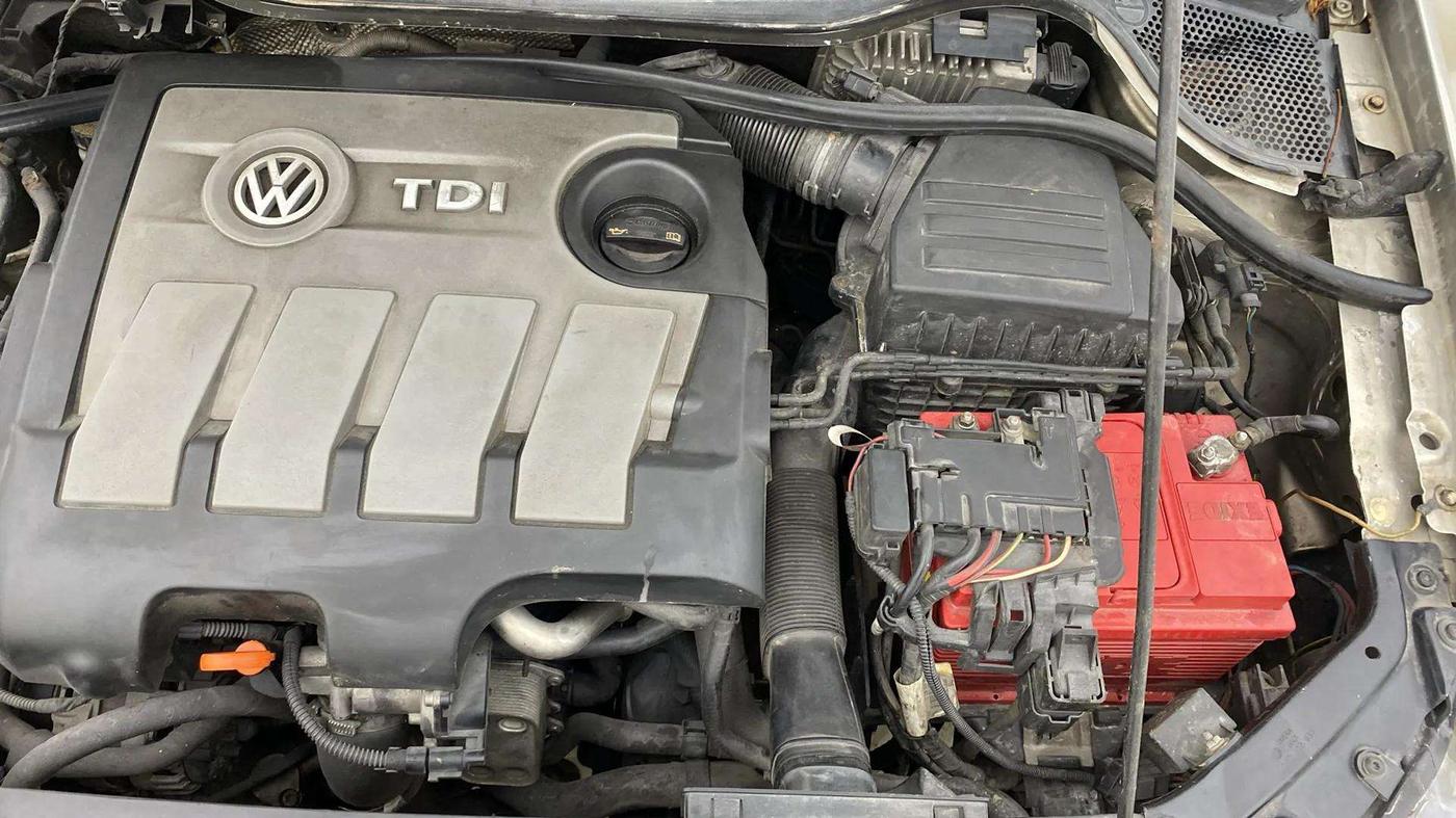 2013 Volkswagen Vento HIGHLINE DIESEL 1.6, Diesel, Manual, 1,21,703 km, Engine View - Left