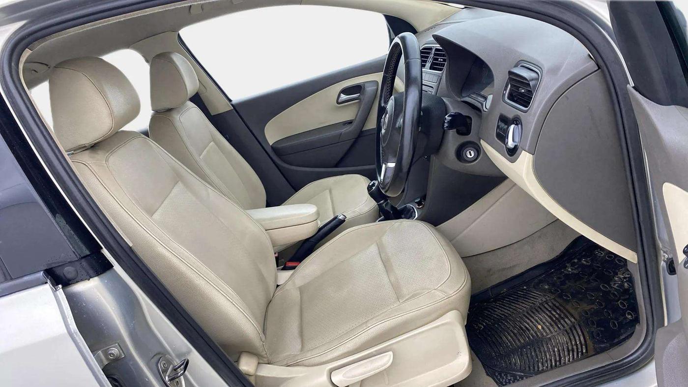 2013 Volkswagen Vento HIGHLINE DIESEL 1.6, Diesel, Manual, 1,21,703 km, Right Side Front Door Cabin