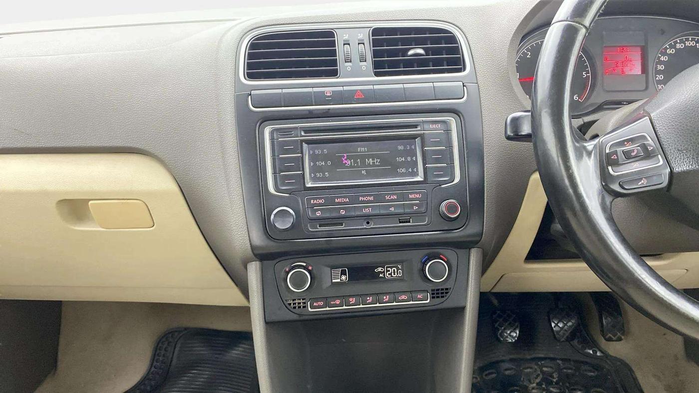 2013 Volkswagen Vento HIGHLINE DIESEL 1.6, Diesel, Manual, 1,21,703 km, Air Conditioner
