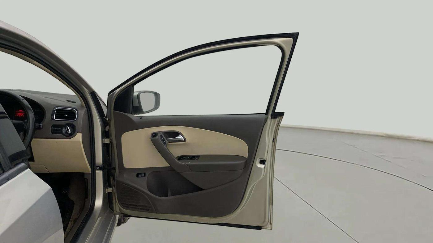 2013 Volkswagen Vento HIGHLINE DIESEL 1.6, Diesel, Manual, 1,21,703 km, RHS Front Door