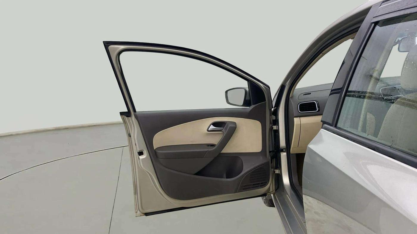 2013 Volkswagen Vento HIGHLINE DIESEL 1.6, Diesel, Manual, 1,21,703 km, LHS Front Door