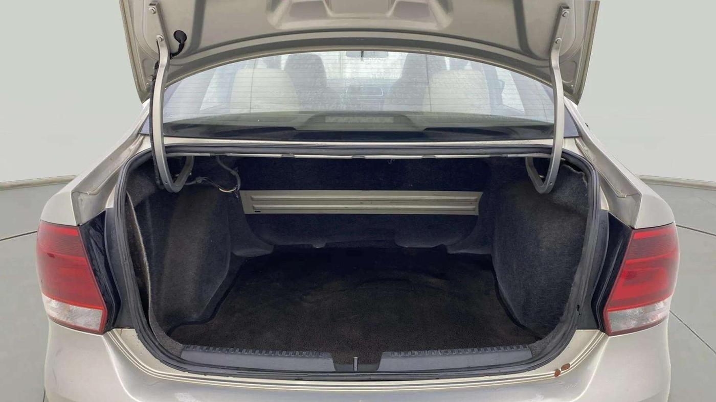 2013 Volkswagen Vento HIGHLINE DIESEL 1.6, Diesel, Manual, 1,21,703 km, Boot Inside