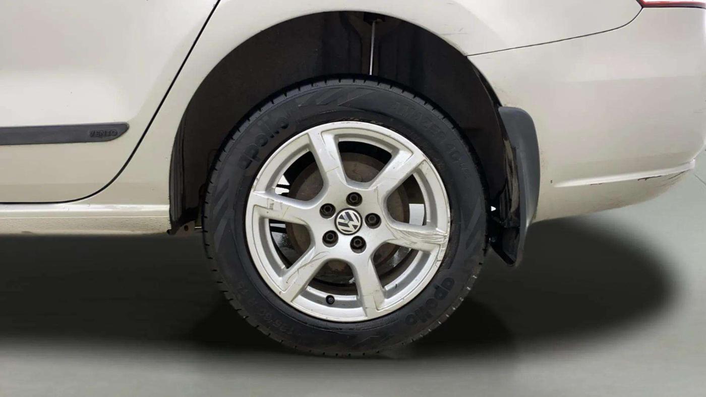 2013 Volkswagen Vento HIGHLINE DIESEL 1.6, Diesel, Manual, 1,21,703 km, Left Rear Wheel