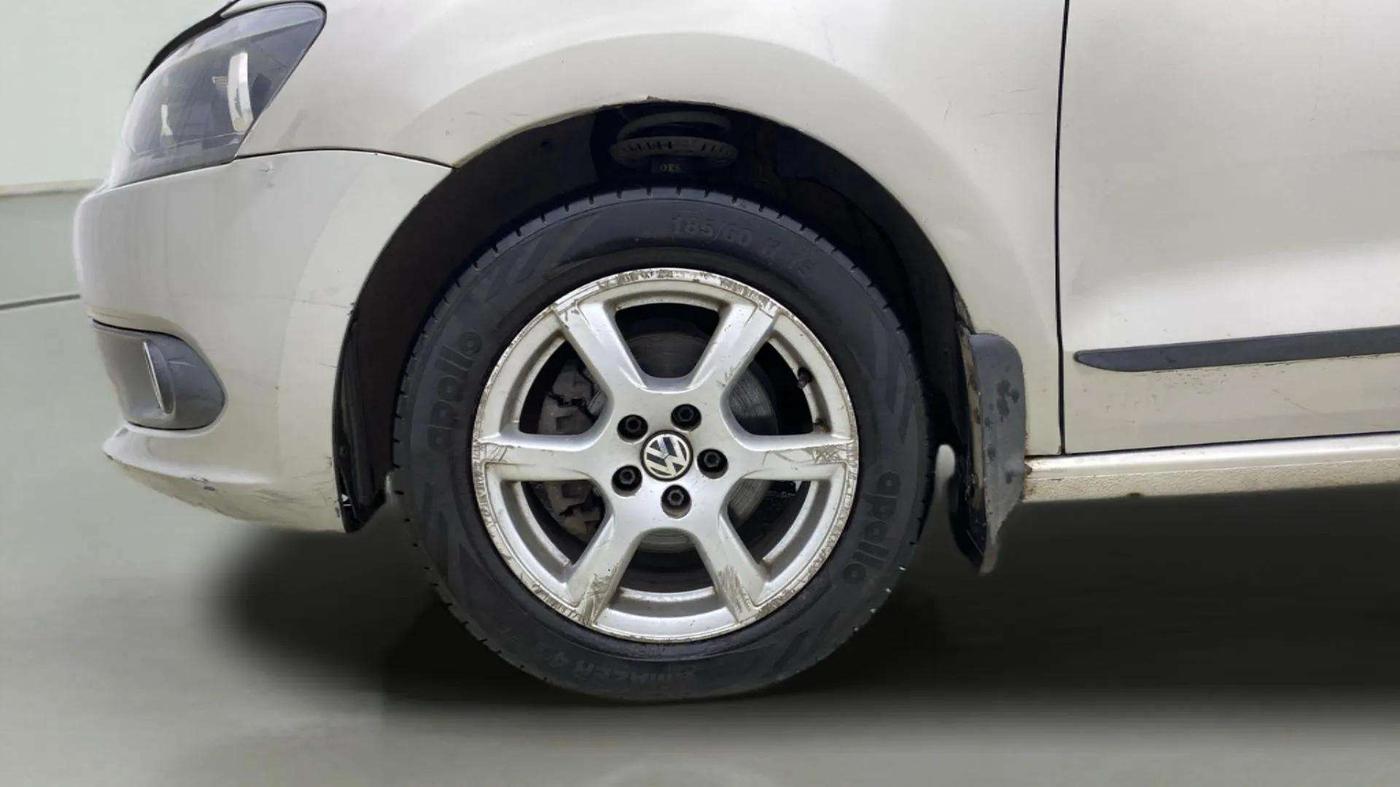 2013 Volkswagen Vento HIGHLINE DIESEL 1.6, Diesel, Manual, 1,21,703 km, Left Front Wheel