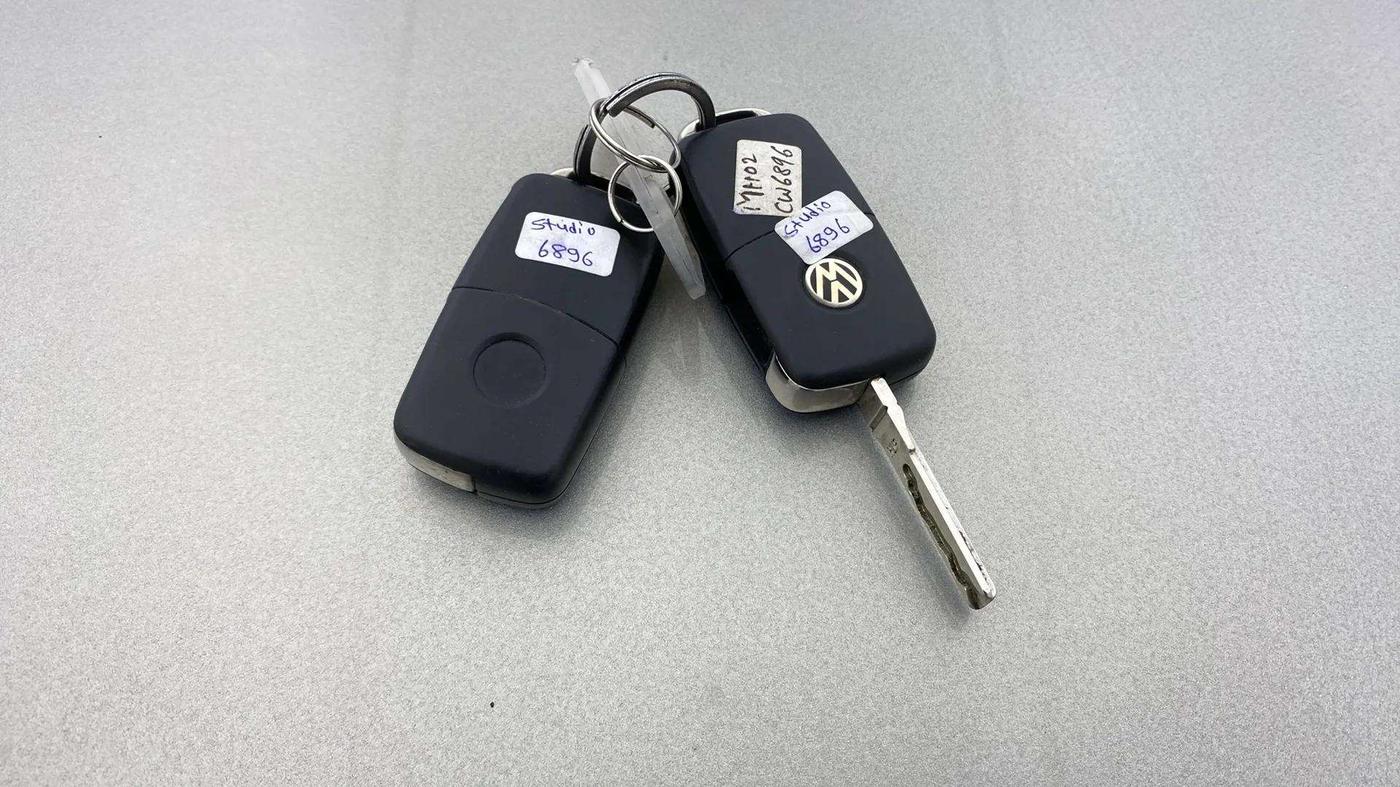 2013 Volkswagen Vento HIGHLINE DIESEL 1.6, Diesel, Manual, 1,21,703 km, Key Close Up