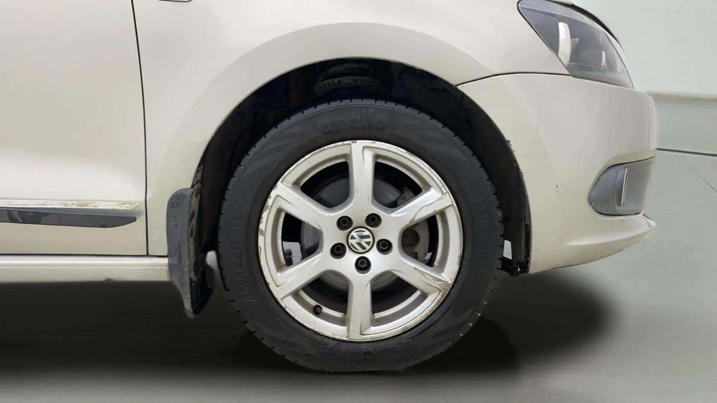 2013 Volkswagen Vento HIGHLINE DIESEL 1.6, Diesel, Manual, 1,21,703 km, Right Front Wheel