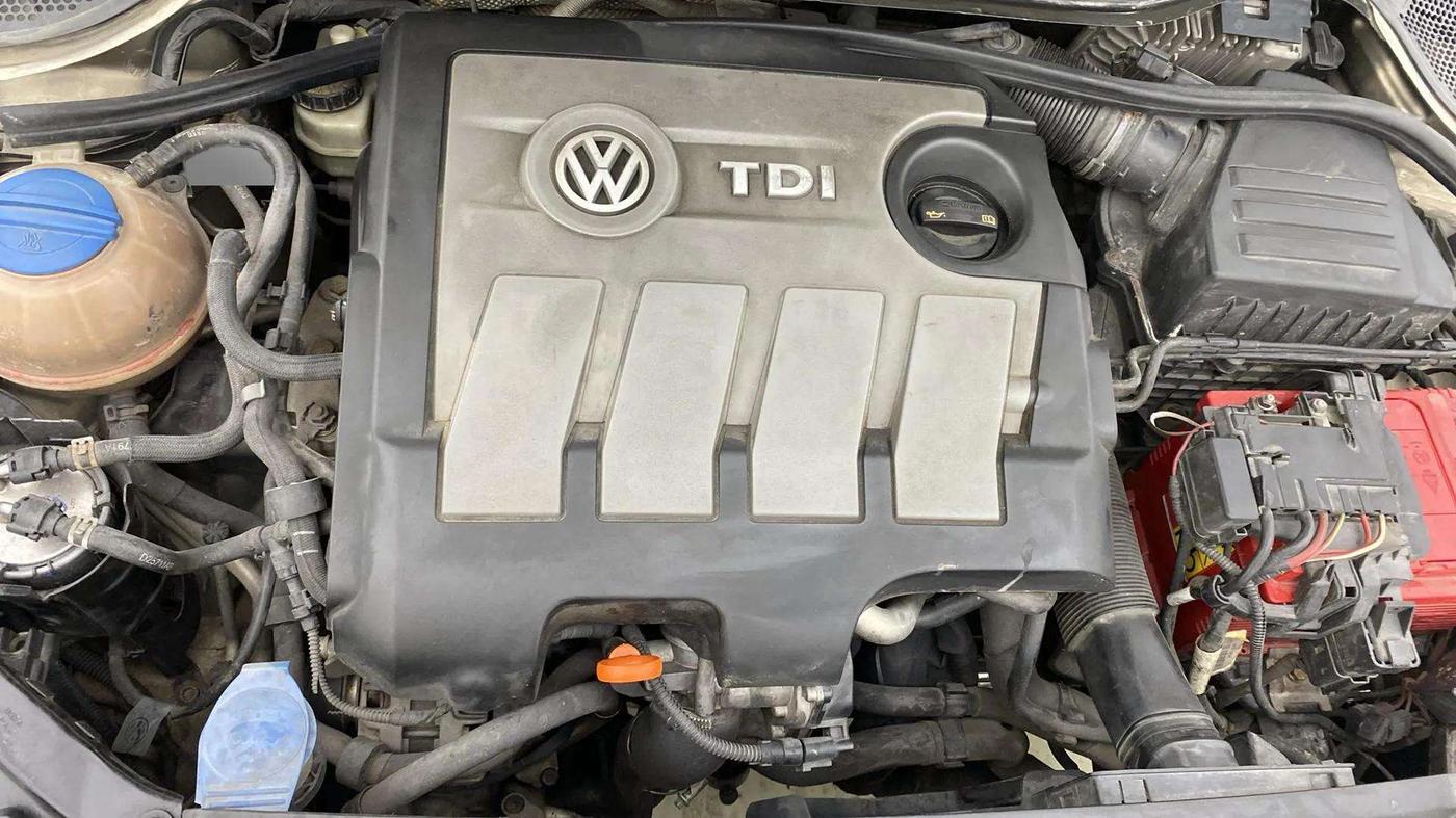 2013 Volkswagen Vento HIGHLINE DIESEL 1.6, Diesel, Manual, 1,21,703 km, Engine View - Right