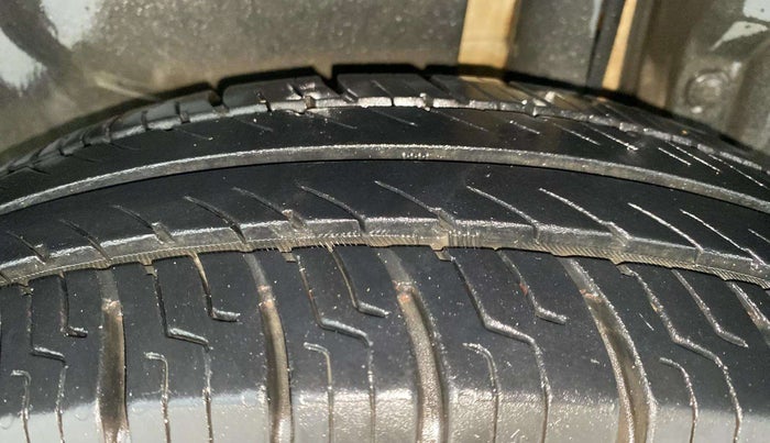 2013 Maruti Swift Dzire VXI, Petrol, Manual, 1,02,274 km, Left Rear Tyre Tread