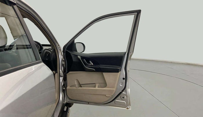 2018 Mahindra XUV500 W6, Diesel, Manual, 20,942 km, RHS Front Door