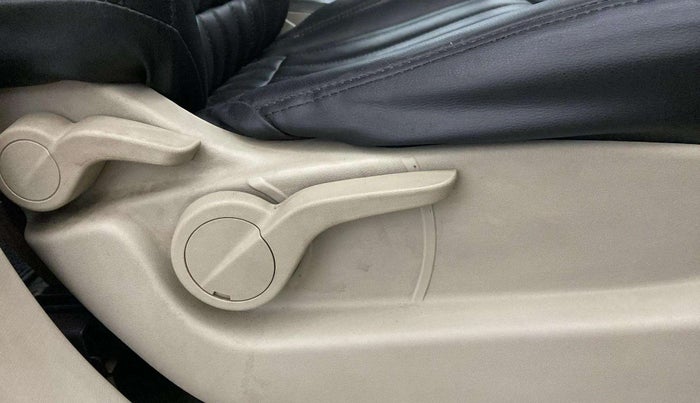 2018 Mahindra XUV500 W6, Diesel, Manual, 20,942 km, Driver Side Adjustment Panel