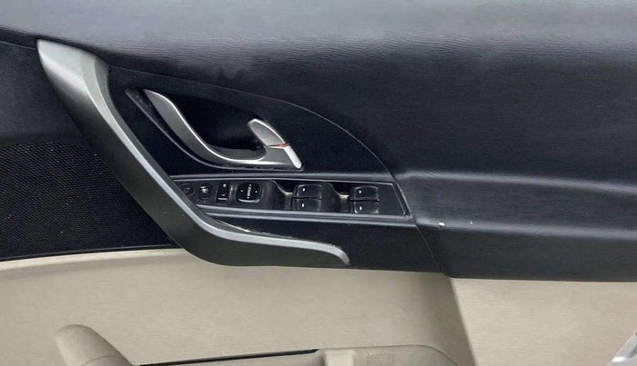 2018 Mahindra XUV500 W6, Diesel, Manual, 20,942 km, Driver Side Door Panels Control