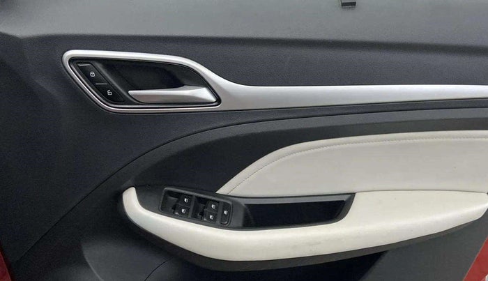 2024 MG ASTOR Select 1.5 MT, Petrol, Manual, 17,366 km, Driver Side Door Panels Control
