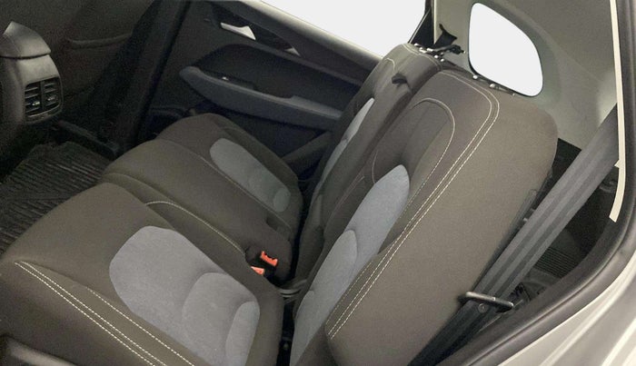 2021 MG HECTOR SUPER 1.5 PETROL, Petrol, Manual, 15,986 km, Second-row right seat - Headrest missing