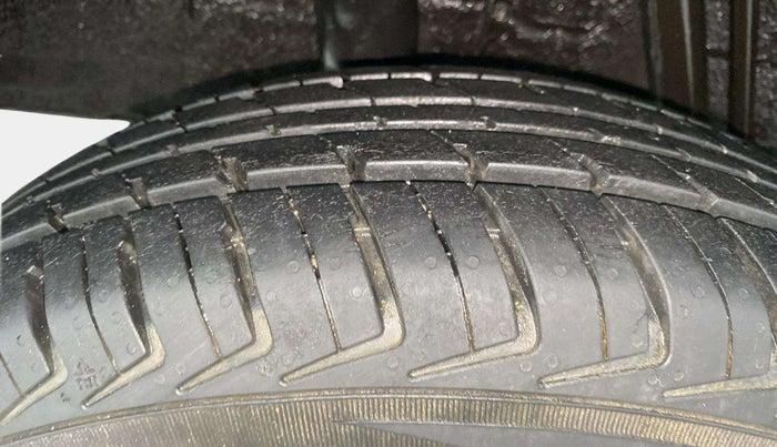 2017 Renault Kwid RXT 1.0 AMT, Petrol, Automatic, 15,470 km, Right Rear Tyre Tread