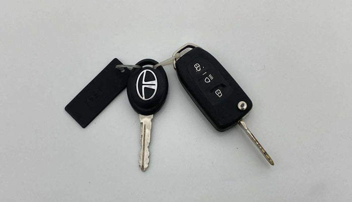 2017 Tata Tiago XT PETROL, CNG, Manual, 1,23,211 km, Key Close Up