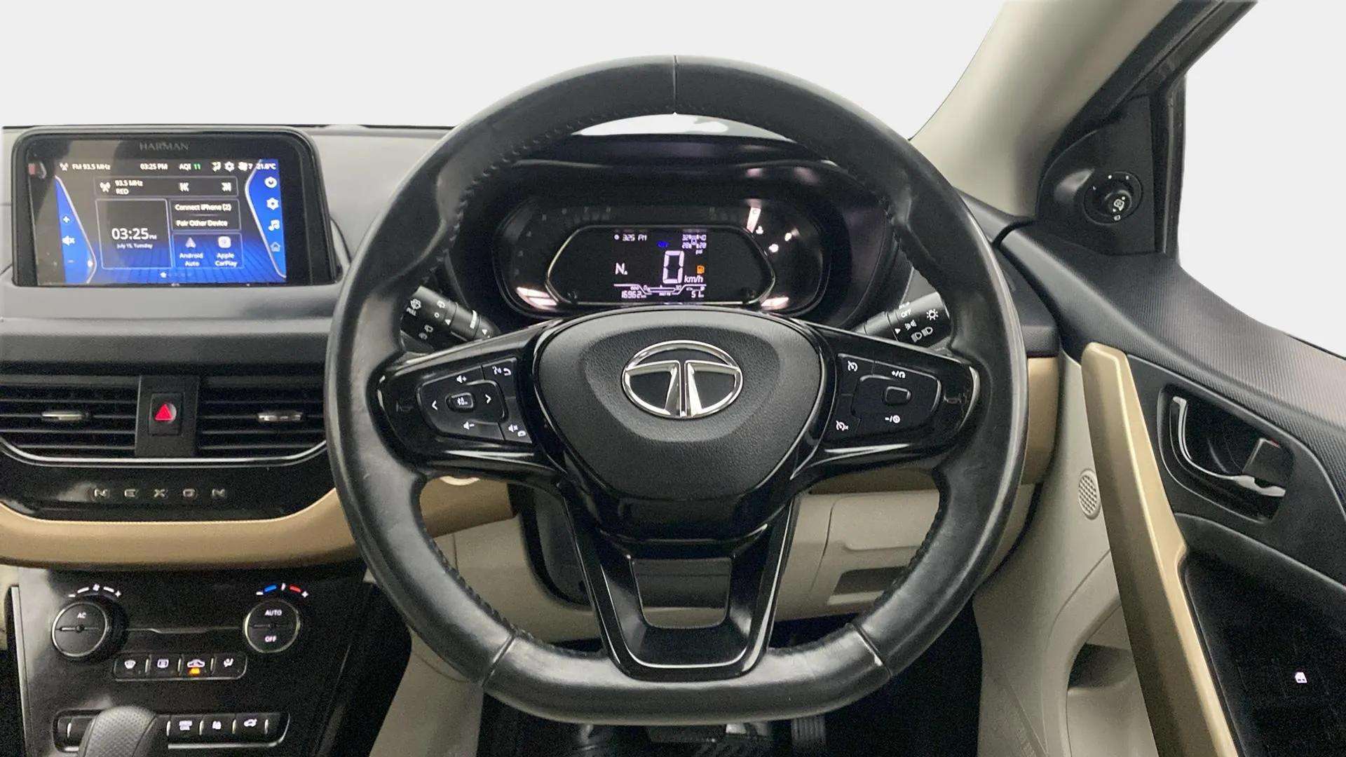Steering-wheel-close-up-29