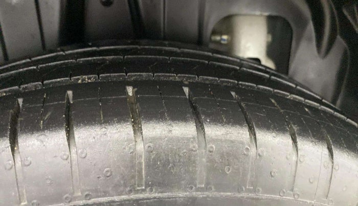 2021 Mahindra XUV300 W4 1.2 PETROL, Petrol, Manual, 20,023 km, Right Rear Tyre Tread