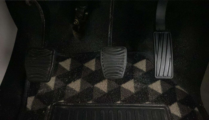 2021 Mahindra XUV300 W4 1.2 PETROL, Petrol, Manual, 20,023 km, Pedals