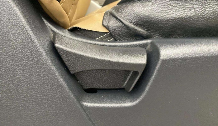 2021 Mahindra XUV300 W4 1.2 PETROL, Petrol, Manual, 20,023 km, Driver Side Adjustment Panel