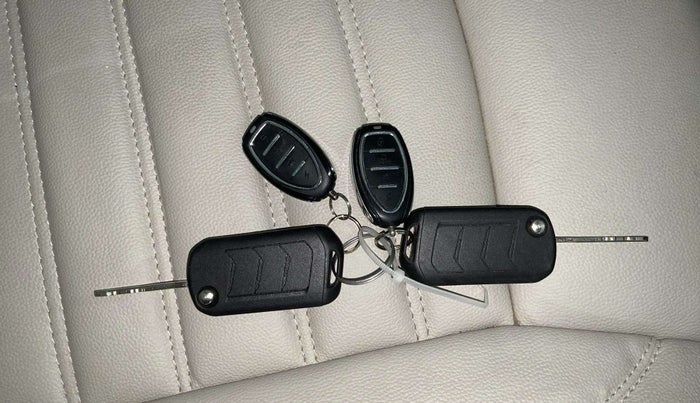 2023 Mahindra XUV300 W4 1.2 PETROL, Petrol, Manual, 15,541 km, Key Close Up