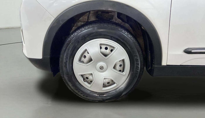 2023 Mahindra XUV300 W4 1.2 PETROL, Petrol, Manual, 15,541 km, Left Front Wheel