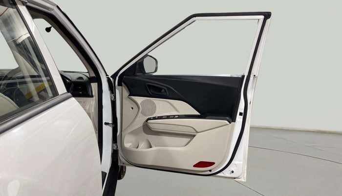 2023 Mahindra XUV300 W4 1.2 PETROL, Petrol, Manual, 15,541 km, RHS Front Door