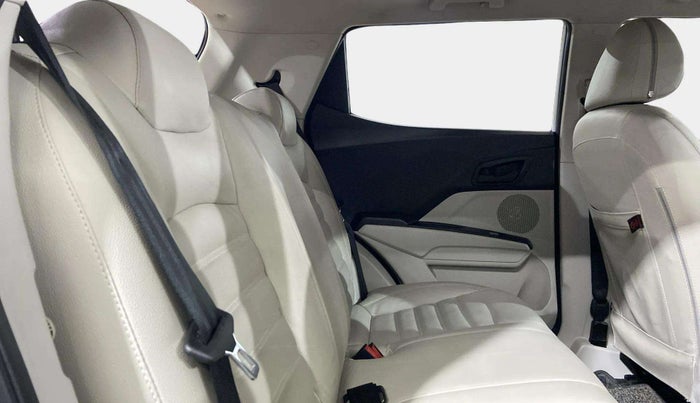 2023 Mahindra XUV300 W4 1.2 PETROL, Petrol, Manual, 15,541 km, Right Side Rear Door Cabin