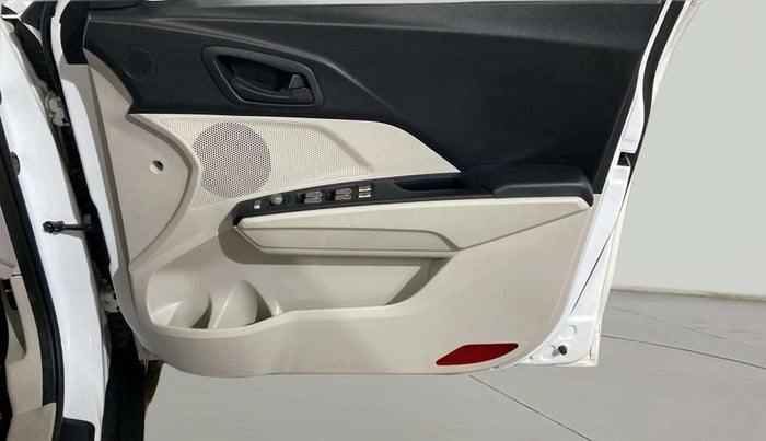 2023 Mahindra XUV300 W4 1.2 PETROL, Petrol, Manual, 15,541 km, Driver Side Door Panels Control