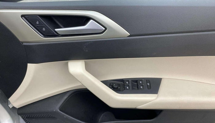 2023 Volkswagen VIRTUS TOPLINE TSI 1.0 MT, Petrol, Manual, 30,573 km, Driver Side Door Panels Control