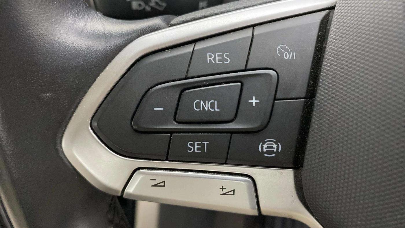 2023 Volkswagen VIRTUS TOPLINE TSI 1.0 MT, Petrol, Manual, 30,573 km, Adaptive Cruise Control