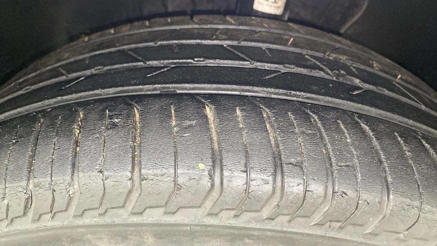 2023 Volkswagen VIRTUS TOPLINE TSI 1.0 MT, Petrol, Manual, 30,573 km, Left Front Tyre Tread
