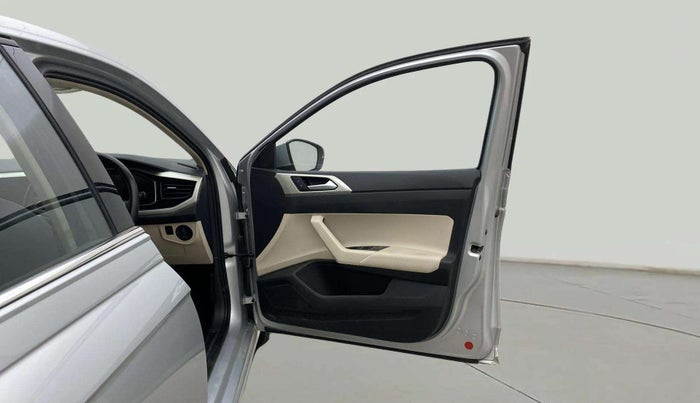 2023 Volkswagen VIRTUS TOPLINE TSI 1.0 MT, Petrol, Manual, 30,573 km, RHS Front Door